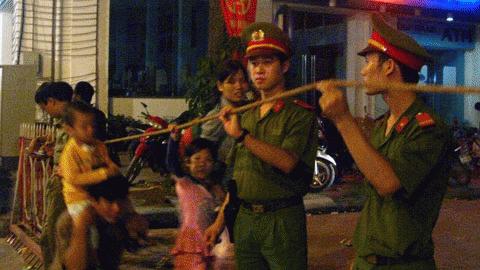 Lực lượng công an trực chốt trên phố Đinh Liệt đêm 9/10.