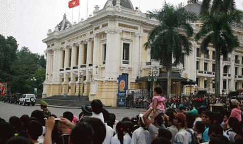 Dòng người háo hức đón xem diễu binh, diễu hành trước cửa nhà hát Lớn Hà Nội