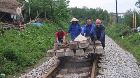 Hàng chục công nhân tại ga Gia Phố (huyện Hương Khê, Hà Tĩnh) đang khắc phục sự cố đường sắt bị hư hỏng. Ảnh: Quốc Huy