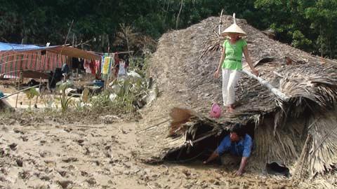 Những gì còn sót lại sau trận lũ kinh hoàng mà người dân xã Tân Hóa và Minh Hóa là những mái nhà siêu vựo, đồ dùng bị lũ quật nát, tất cả đều xác xơ, đổ nát trong bùn lầy
