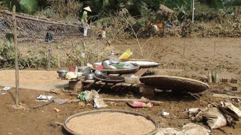 Những gì còn sót lại sau trận lũ kinh hoàng mà người dân xã Tân Hóa và Minh Hóa là những mái nhà siêu vựo, đồ dùng bị lũ quật nát, tất cả đều xác xơ, đổ nát trong bùn lầy