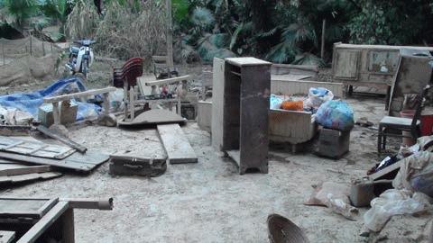 Những gì còn sót lại sau trận lũ kinh hoàng mà người dân xã Tân Hóa và Minh Hóa là những mái nhà siêu vựo, đồ dùng bị lũ quật nát, tất cả đều xác xơ, đổ nát trong bùn lầy