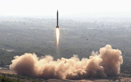 Tên lửa đạn đạo tầm 1300 km (812 dặm)  của Pakistan cất cánh trong chuyến bay thử nghiệm (ảnh: Reuters)