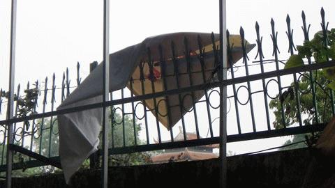 ....phần lơ lửng trên hàng rào