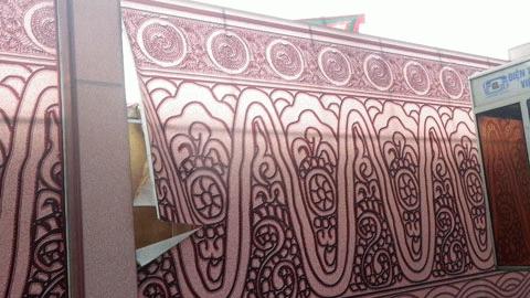 Có ít nhất 3-4 tấm bạt lớn bị xé rách.