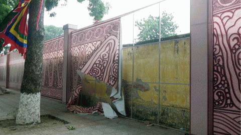 Trơ trọi khung sắt.