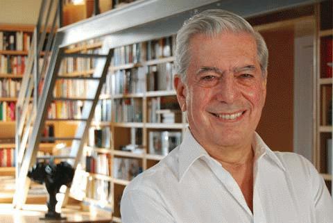 Nhà văn Peru Mario Vargas Llosa, 74 tuổi.