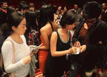 Người hâm mộ Hàn Quốc xin chữ kí của diễn viên Đỗ Thị Hải Yến