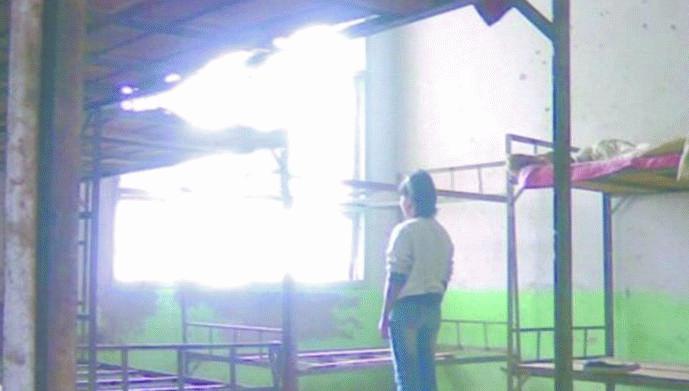 Tiểu Lan trong căn phòng bị nơi 16 nam sinh thay nhau hãm hại