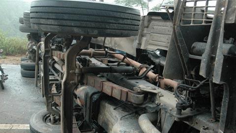 Theo lời kể của lái xe ô tô 54N-6175 thì khi qua đoạn dốc này xe bị mất lái, anh đã cố gắng đánh xe để giấu đầu vào góc đường nhưng không kịp vì xe lao quá nhanh. Vụ va chạm đã khiến chiếc xe lật nhào, nằm chặn hoàn toàn chiều rộng của đoạn quốc lộ 70 đi qua đây.