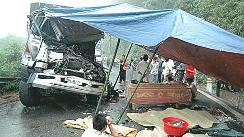 Va chạm mạnh khiến phần đầu ô tô BKS 20L-5157 hoàn toàn biến dạng, nhiều phần vỡ vụn, bay ra khỏi xe.