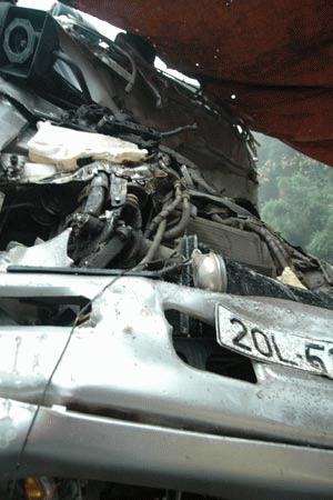 Va chạm mạnh khiến phần đầu ô tô BKS 20L-5157 hoàn toàn biến dạng, nhiều phần vỡ vụn, bay ra khỏi xe.