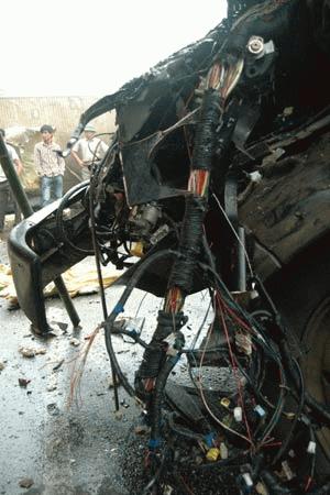 Va chạm mạnh khiến phần đầu ô tô BKS 20L-5157 hoàn toàn biến dạng, nhiều phần vỡ vụn, bay ra khỏi xe.