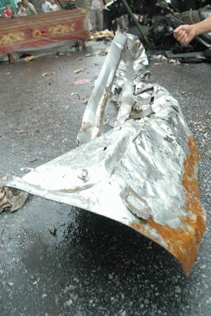 Va chạm mạnh khiến phần đầu ô tô BKS 20L-5157 hoàn toàn biến dạng, nhiều phần vỡ vụn, bay ra khỏi xe.