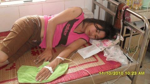 Chị Tình còn rất hoảng loạn và đau đớn nằm trên giường bệnh