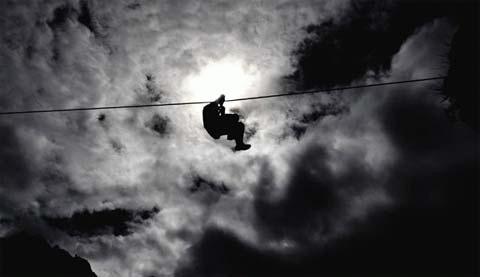 Một người dân vùng Quamdo đu dây vượt sông. (Ảnh: THX)