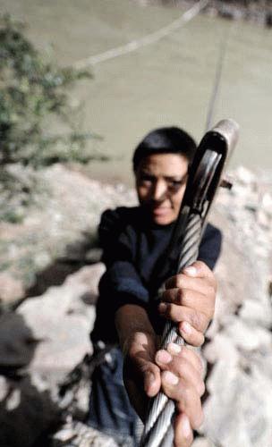 Một học sinh 15 tuổi đu dây đi học hàng ngày.