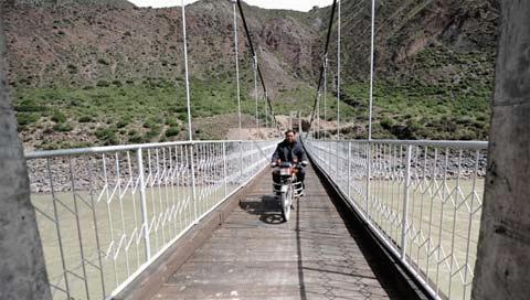 Chính phủ Trung Quốc đã đầu tư xây một số cây cầu để thay thế dây đu.