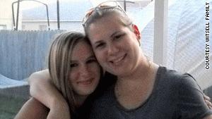 Hope Witsell (trái) và chị gái (ảnh: CNN)