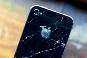 iPhone 4 dễ bị vỡ mặt kính sau thân máy.