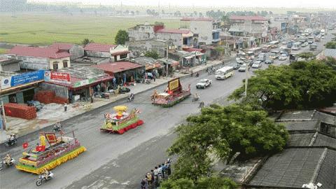 Hai bên Quốc lộ 1A, nhân dân nô nức đổ ra xem hành trình dichiếu dời đô của vua Lý Công Uẩn