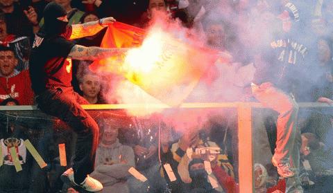 CĐV quá khích của Serbia đốt cờ Albiania trên khán đài sân Marassi. Ảnh: Getty Images