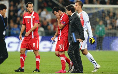 Đội trưởng Stankovic rời sân trong nước mắt, khi chính các CĐV Serbia đã làm vấy bẩn vẻ đẹp của bóng đá. Ảnh: Getty Images