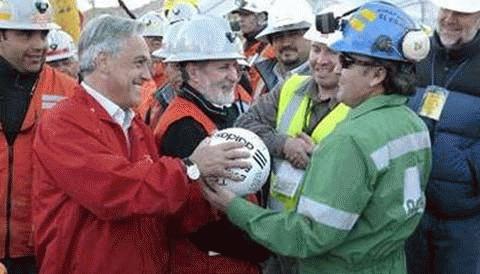 Franklin Lobos được Tổng thống Chile Sebastian Pinera tặng một quả bóng sau khi anh lên được mặt đất. (Ảnh: Reuters)