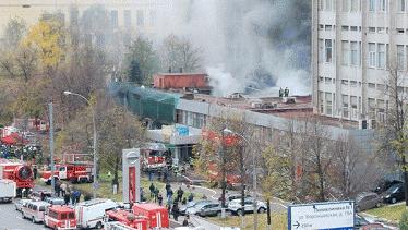 Đám cháy bốc lên nghi ngút (Ảnh: RIA-Novosti)