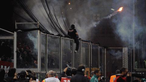 Trận Italia - Serbia đã bị các Hooligan của đội khách phá hỏng. Ảnh: Getty Images