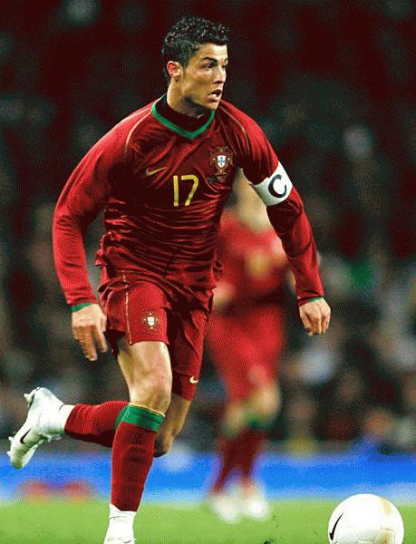Ronaldo nổi tếng với những cú đá phạt "chết chóc" ở tầm xa
