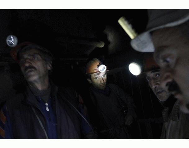 Tìm kiếm thợ mỏ bị mất tích trong hầm (ảnh: allvoices)