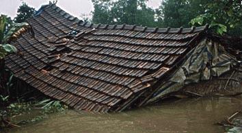 Nước dâng cao ngập mấp mé mái nhà ở Vũ Quang - Hà Tĩnh.