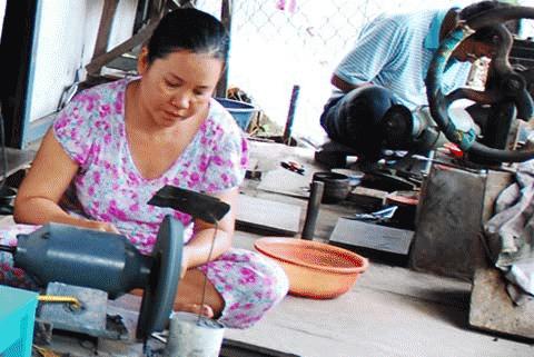 Làng nghề làm lưỡi câu ở ấp Mỹ Hòa, TP, Long Xuyên năm nay lượng hàng cung cấp cho dân đánh bắt cá mùa lũ cũng giúp giảm phân nửa.