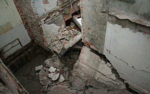 Cột giằng móng của ngôi nhà 91B đã bị gảy, tầng 1 bị sập tường nứt toang hoác.