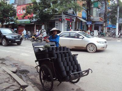 Còn với chị Minh, chị Huệ (Hưng Yên), xe than là sự nghiệp mưu sinh của cả 2 vợ chồng. “Còng mình” trên từng chuyến xe than nặng đầy các chị cũng chỉ mong “vất vả để có tiền gửi về quê cho con học nên người, mình đã học ngắn mới phải khổ phải cố để con ăn học cho đổi đời”.