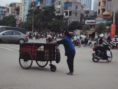 Còn với chị Minh, chị Huệ (Hưng Yên), xe than là sự nghiệp mưu sinh của cả 2 vợ chồng. “Còng mình” trên từng chuyến xe than nặng đầy các chị cũng chỉ mong “vất vả để có tiền gửi về quê cho con học nên người, mình đã học ngắn mới phải khổ phải cố để con ăn học cho đổi đời”.