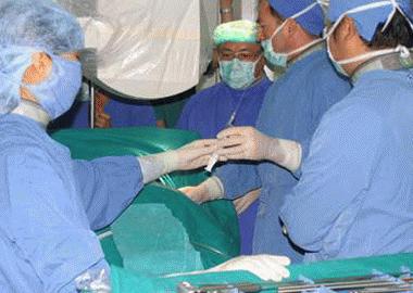 Phẫu thuật cố định cột sống ở BV Việt Đức