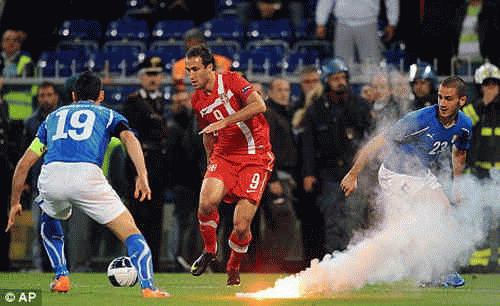 Các cầu thủ Italia và Serbia đã từng phải thi đấu cùng... pháo sáng