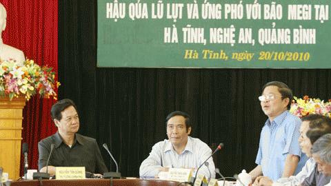 Thủ tướng Nguyễn Tấn Dũng nghe lãnh đạo tỉnh Hà Tĩnh báo cáo thiệt hại chiều 20/10 tại TP. Hà Tĩnh. Ảnh: GVT.
