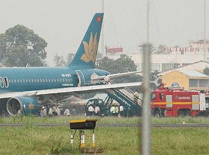 Chiếc máy bay A320 của Vietnam Airlines bị nổ lốp hôm 7/8 tại TP HCM. Ảnh: CTV