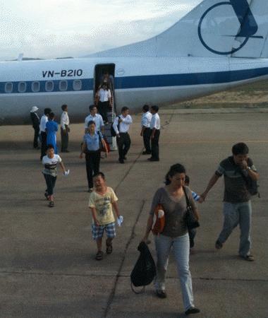 Hành khách vội vã rời khỏi máy bay