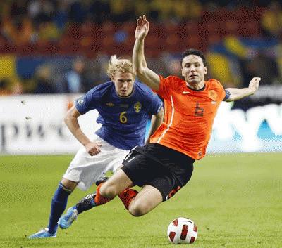 Sau Robben, van Bommel là “nạn nhân” mới của KNVB