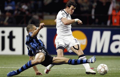 ... nhưng sau đó để Bale dễ dàng ghi 3 bàn liên tiếp. Ảnh: Reuters