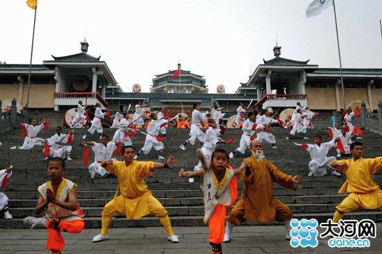 Các sinh viên biểu diễn wushu (ảnh: Xinhua)