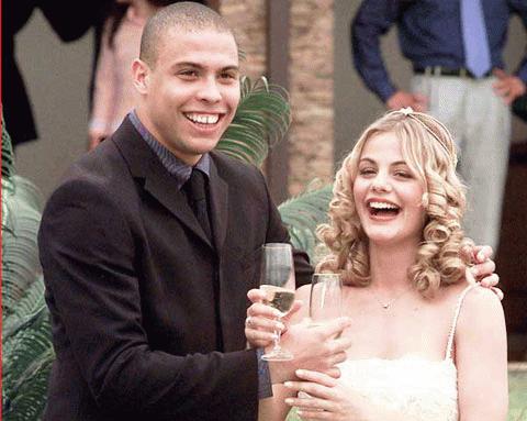 Vừa quen nhau, Ronaldo và Milene đã làm đám cưới