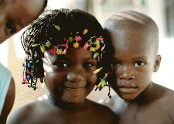 Trẻ em ở Uganda được bảo vệ khỏi HIV ngay từ những cuốn truyện (ảnh minh họa: generationsadoptions)