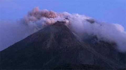 Núi Merapi bắt đầu phun trào từ chiều tối 26/10. (Ảnh: Reuters)