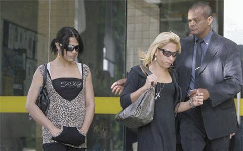 Albertini (trái) và Carla - một thành viên khác trong bộ 3 đồng tính, bước ra khỏi phiên tòa mà danh tiếng Ronie bị ảnh hưởng nghiêm trọng. Ảnh: Globo