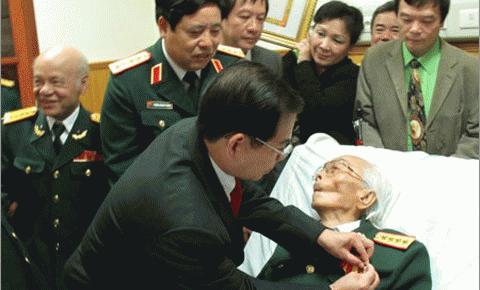 Chủ tịch nước Nguyễn Minh Triết trao tặng huy hiệu 70 năm tuổi Đảng cho Đại tướng Võ Nguyên Giáp.